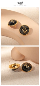 Détail des boucles d'oreilles serpent vintage avec bordure dorée et émail noir
