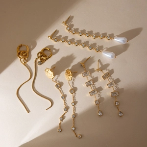 Cinque paia di eleganti orecchini a nappa placcati oro 18K con zirconi e perle