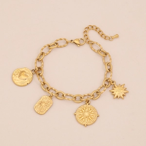 Bracciale a catena dorata in acciaio con ciondoli a sole, cuore e stella su beige