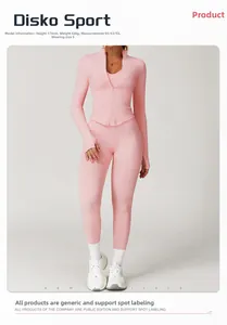 Détail de l'ensemble de sport rose avec poignets passe-pouce et leggings de yoga
