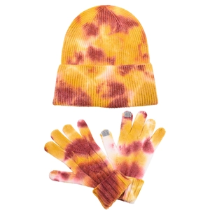 Detail von Batik-Strickmütze und Touchscreen-Handschuhen in Gelb-Rot-Weiß