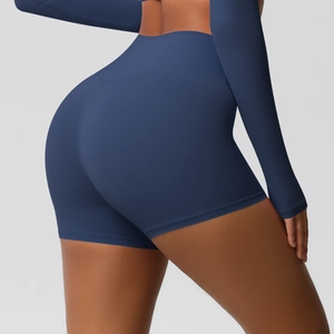 Dettaglio degli shorts da yoga blu navy a vita alta con design snellente senza cuciture