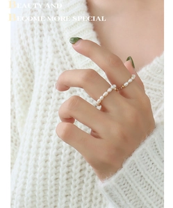 Vue détaillée d'une bague de perles ajustable avec placage en or 18 carats au doigt