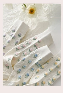 Détail de chaussettes en coton à motifs floraux avec côtes verticales et bords élastiques