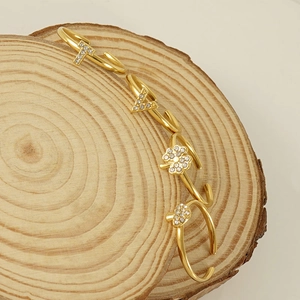 18K gold-plated adjustable stainless steel rings set with crystals on wooden tray