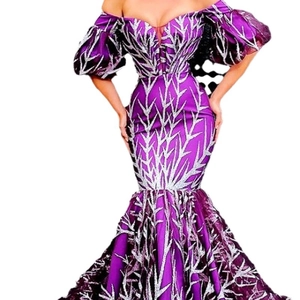 Elegantes lila Meerjungfrau-Abendkleid mit silbernen Pailletten und schulterfreien Puffärmeln