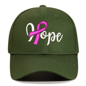 Détail de la broderie Hope avec ruban rose sur casquette de baseball en coton vert foncé
