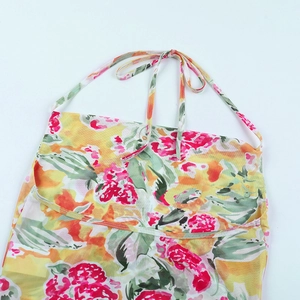 Detailansicht des bunten Blumendruck-Stoffs mit Neckholder-Bindeband für Sommertops