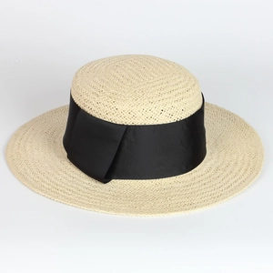 Chapeau canotier chic en paille crème avec ruban gros-grain noir et nœud latéral