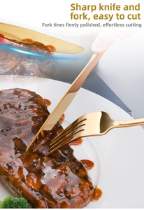 Primo piano del coltello da bistecca e della forchetta dorati che tagliano la carne nel piatto