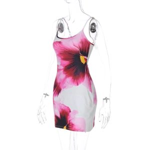 Detailopname van een korte bodycon jurk voor dames met roze bloemen op wit textiel