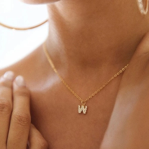 Vergulde ketting met letter W hanger ingelegd met kristallen en fijne schakelketting