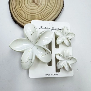 Dreiteiliges Set eleganter Haarspangen mit Marmormuster und Frangipani-Motiv