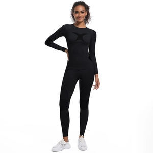 Vue de face d'un ensemble de yoga noir sans couture avec textures de compression sur mannequin
