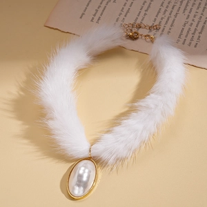Gros plan détaillé d'un collier ras de cou en fourrure blanche avec perle et pendentif doré
