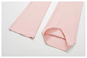 Détail de l'ourlet cousu sur le pantalon de yoga évasé rose clair à taille haute
