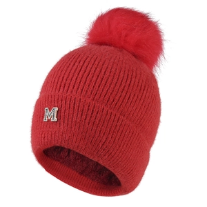 Dettaglio del berretto rosso in maglia con pompon in ecopelliccia e logo M metallo