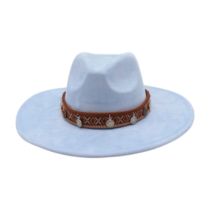Chapeau fedora bleu clair à large bord avec ornements ethniques et pièces argentées