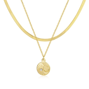 Dettaglio macro della collana a due strati dorata con pendente celestiale e catena snake