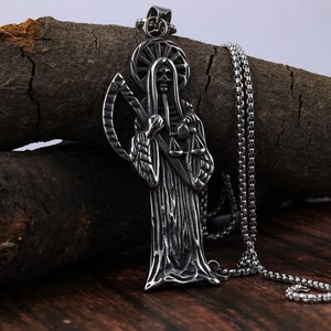 Détail du pendentif Santa Muerte avec faux sur une texture d'écorce rustique