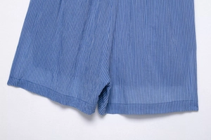 Détail du tissu seersucker à rayures bleues et blanches avec coutures d'ourlet de qualité