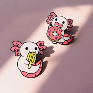 Détail de pin's en émail axolotl avec de mignons motifs de donut et de glace