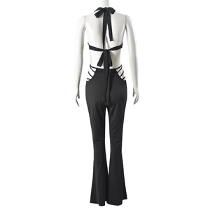 Gros plan d'une combinaison dos nu noire avec licou et attaches sur un mannequin blanc