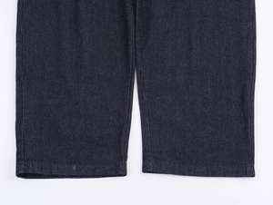 Detailaufnahme von dunkelblauen Denim-Hosenbündchen mit hochdichter Köpergewebestruktur