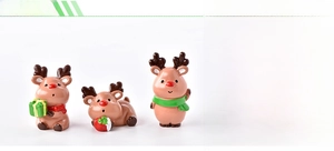 Detailed size chart for resin Christmas reindeer figurines with gift box and strawberry