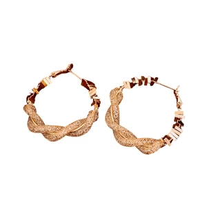 Boucles d'oreilles créoles dorées géométriques avec texture en maille torsadée pour femmes