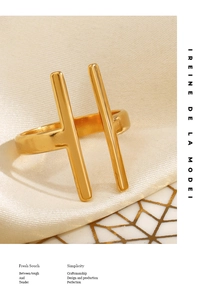 Detail eines minimalistischen Goldrings aus Edelstahl mit vertikalen Stäben auf Seide