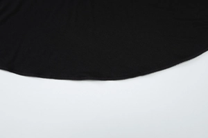 Gros plan de la couture d'ourlet sur la robe d'été noire dos nu en tissu coton doux