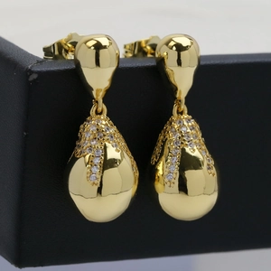 Polierte 18k Gold-Messing-Ohrhänger in Wassertropfenform mit Zirkonia-Besatz für Damen