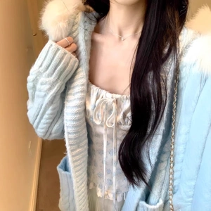 Cardigan in maglia azzurra con cappuccio in peluche e top floreale con coulisse da donna