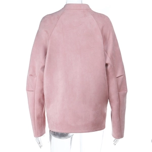 Detailansicht der Rückseite einer rosa Wildlederjacke mit Stehkragen und Falten an den Ärmeln