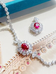 Set collana squisito con pietre rosso rubino e scintillanti zirconi cubici in montatura argento