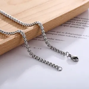Dettaglio ravvicinato di una collana a catena in acciaio inossidabile con moschettone
