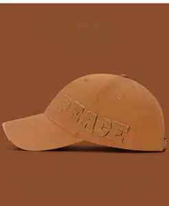 Gros plan sur casquette vintage avec broderie PEACE et bords de visière effilochés usés