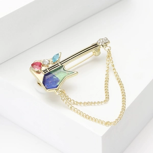 Broche guitare dorée élégante avec émail coloré, strass brillants et détail de chaîne