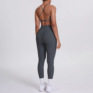 Détail de la brassière de sport à dos croisé et du legging taille haute en nylon gris foncé