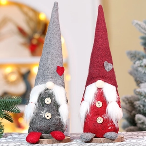 Gnomi di Natale in peluche con cappelli di maglia e barbe di finta pelliccia su basi