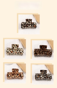 Détail de cinq pinces à cheveux rectangulaires aux motifs léopard et écaille vintage