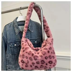 Détail du sac bandoulière en peluche rose à imprimé léopard avec fermeture éclair