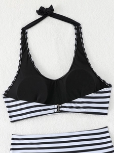 Dettaglio del top bikini a righe con fiocco nero e imbottiture per il seno incluse
