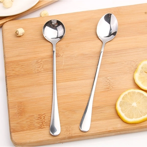 Coppia di cucchiai a manico lungo in acciaio inox per caffè e dessert su legno