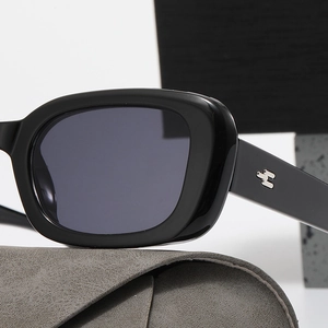 Polarized retro square sunglasses with black frame and metal H-shaped temple detail