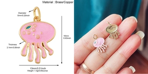 Pendentif méduse en émail rose montrant les dimensions de 16mm et détails en laiton
