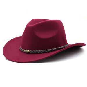Détail d'un chapeau de cow-boy bordeaux en laine avec boucle de taureau rétro en métal