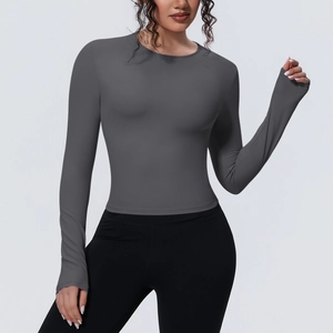 Détail du haut de yoga gris à manches longues et coupe ajustée en tissu respirant de sport
