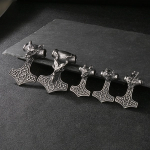 Cinq pendentifs marteau de Thor viking avec totems loup et chèvre sur pierre noire